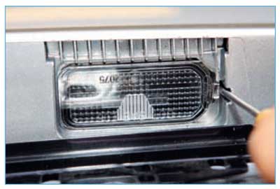 Ford Focus II. Снятие фонаря освещения номерного знака, замена ламп
