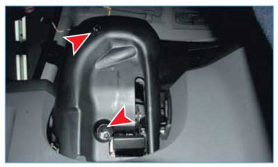 Ford Focus II. Снятие подрулевых переключателей, барабанного устройства спирального кабеля, соединителя переключателей и комбинации приборов
