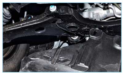 Ford Focus II. Снятие грязезащитного щитка моторного отсека и подкрылка переднего колеса
