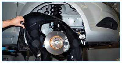Ford Focus II. Снятие грязезащитного щитка моторного отсека и подкрылка переднего колеса