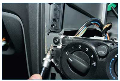 Ford Focus II. Снятие блока управления отопления, вентиляцией, кондиционированием и вентилятора отопителя