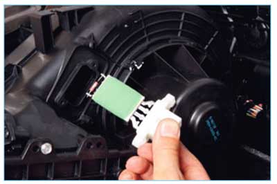 Ford Focus II. Снятие блока управления отопления, вентиляцией, кондиционированием. Снятие вентилятора и регулятора скорости вращения электродвигателя вентилятора отопителя
