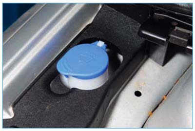 Ford Focus II. Проверка уровня жидкости в омывателе и замена щёток очистителей ветрового стекла и багажного отделения