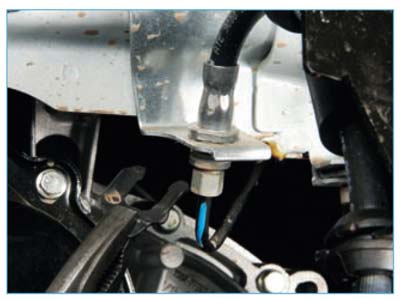 Ford Focus II.  Снятие шлангов тормозных механизмов колёс