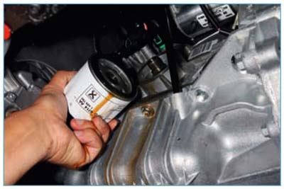 ord Focus II. Проверка уровня масла в поддоне картера двигателя и его замена.
