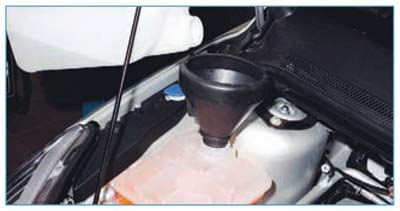 Ford Focus II. Проверка уровня и замена охлаждающей жидкости