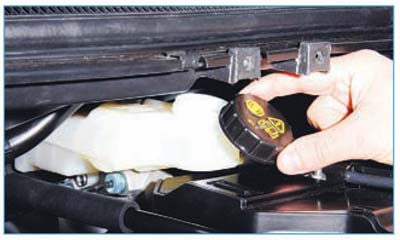 Ford Focus II. Проверка уровня жидкости в гидроприводе сцепления и тормозов. Проверка состояния тормозов