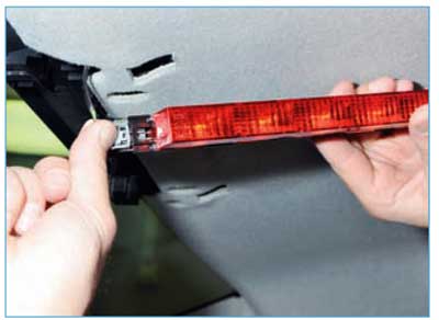 Ford Focus II. Замена ламп фонаря дополнительного сигнала торможения, снятие фонаря