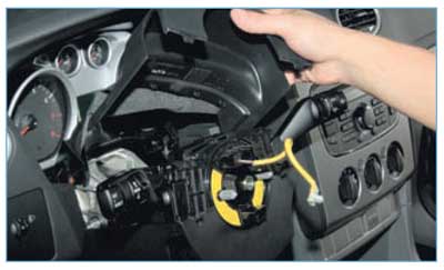Ford Focus II. Снятие подрулевых переключателей, барабанного устройства спирального кабеля, соединителя переключателей и комбинации приборов