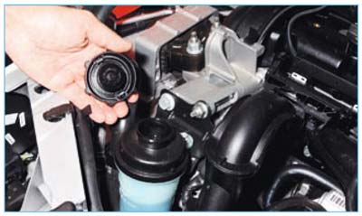 1.3.10. Ford Focus II. Проверка уровня жидкости в гидроусилителе и рулевого управления
