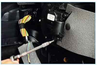 Ford Focus II. Снятие компрессора кондиционера, конденсатора и заслонки включения режима рециркуляции воздуха