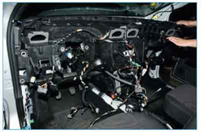 Ford Focus II. Снятие испарителя, радиатора отопителя и корпуса отопителя