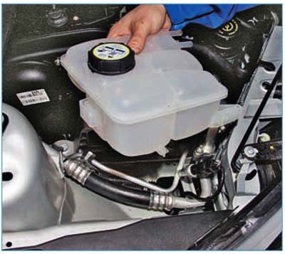 Ford Focus II. Снятие расширительного бачка. Проверка и снятие термостата. Снятие насоса охлаждающей жидкости