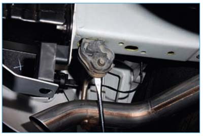 Ford Focus II. Замена подушек системы выпуска отработавших газов. Замена дополнительного и  основного глушителей