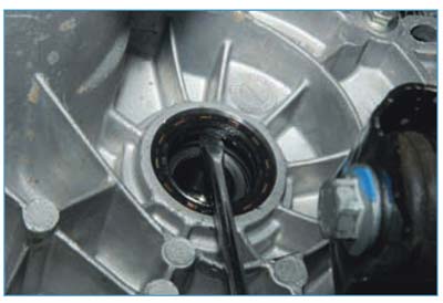 Ford Focus II. Снятие и установка сальника привода переднего колеса и механизма управления коробкой передач