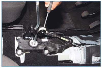  Ford Focus II. Снятие и установка сальника привода переднего колеса и механизма управления коробкой передач
