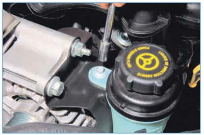  Ford Focus II. Снятие бачка и удаление воздуха из гидропривода усилителя рулевого управления